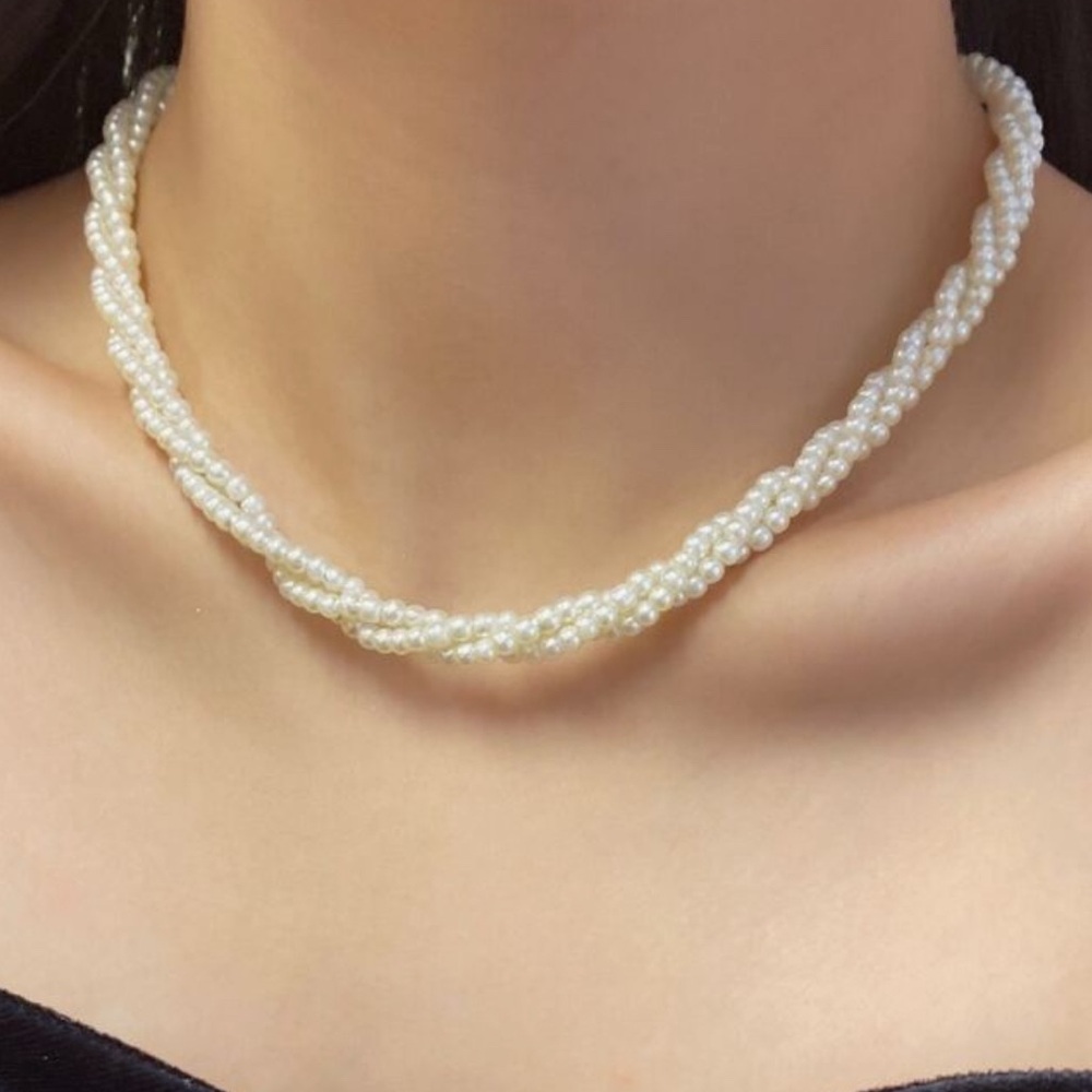 Elegant Pearl Twist Necklace